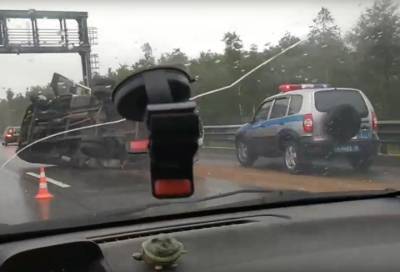 Видео: на повороте в Янино перевернулась грузовая "Газель"