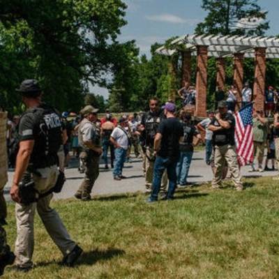 Сотни вооруженных людей съехались в город Геттисберг в Пенсильвании