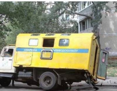 Не доехал: в Киеве автомобиль водоканала провалился в яму на дороге (фото)