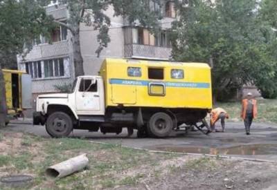 В Киеве грузовик аварийной службы провалился в яму, приехав на вызов