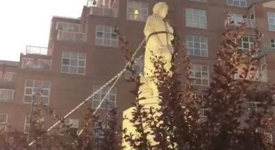 В США протестующие повалили статую Колумба