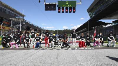 Гонщики «Формулы-1» провели акцию против расизма