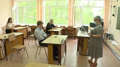 Хабаровские выпускники сдают ЕГЭ по русскому языку