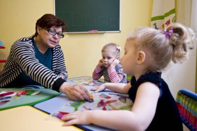 Малоимущие семьи в России предложили освободить от платы за детский сад