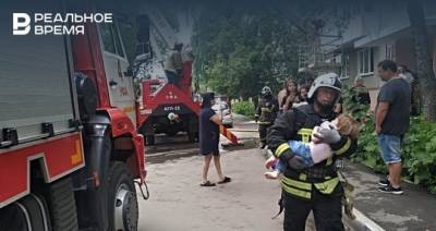 В Башкирии спасатели вывели из горящего дома 18 человек — видео