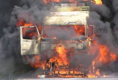 В Гатчинском районе ночью загорелись семь грузовиков