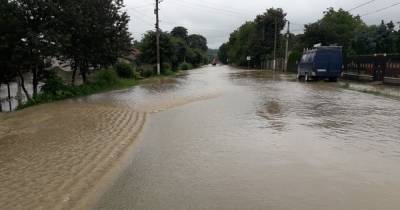 Прикарпатье снова затопило: паводок повредил дороги в двух районах