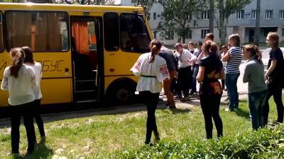 Берегите детей: украинских школьников массово забирают и увозят. Что случилось