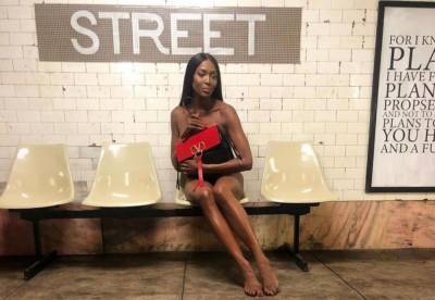 Наоми Кэмпбелл устроила голую фотосессию в метро