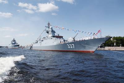 В Кронштадт прибывают корабли для участия в Главном военно-морском параде