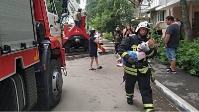 В Уфе наградят спасателей, которые вытащили из пылающего дома 18 жильцов
