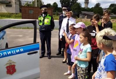 В Ленобласти сотрудники ГИБДД напомнили детям ПДД и накормили их мороженым