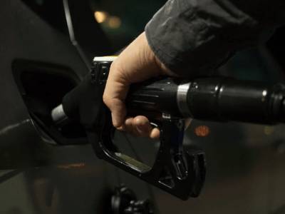 Власти отказались снижать цены на бензин
