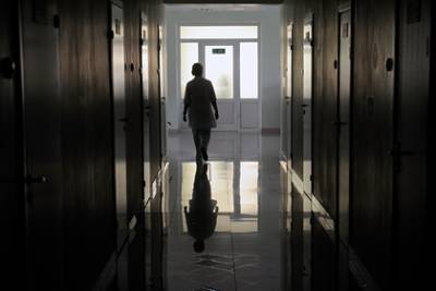 Главврача российской больницы уволили после смерти коллеги с коронавирусом