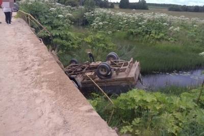 В Тверской области автомобиль вылетел с моста в реку