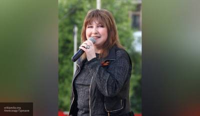 Певица Катя Семенова вынужденно съехалась с 34-летним сыном