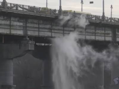 На столичном мосту Патона прорвало трубу: образовался «водопад»