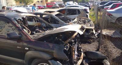В Харькове огонь охватил стоянку, массово уничтожая авто: кадры с места ЧП