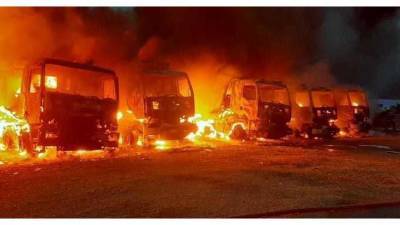 Пламя охватило 7 грузовиков в Гатчинском районе