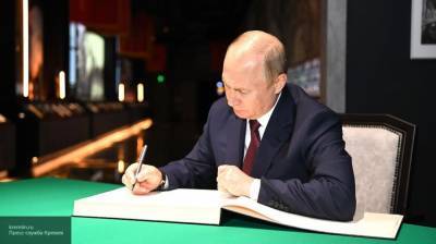 Путин поручил наладить документооборот между работодателем и работником через "Госуслуги"