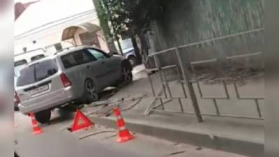 «Врезался в столб». Появилось видео с места жесткого ДТП в Смоленске