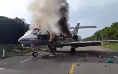 В Мексике самолет загорелся при посадке на трассу
