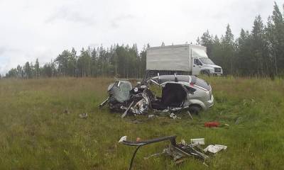 Автомобиль врезался в грузовик на трассе в Карелии