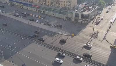 Камера запечатлела момент ДТП с водителем в бессознательном состоянии в Москве