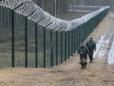 Латышские военные и «ополченцы» отходят от российской границы
