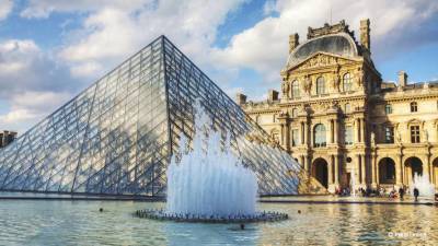 Во Франции Лувр начинает работу после долгого перерыва