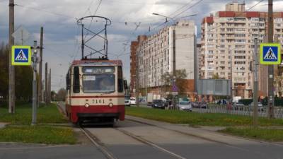 На 20 маршрутах трамваев и троллейбусов в Петербурге усилили работу