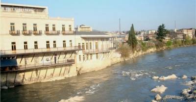 В Кутаиси ищут в реке молодого мужчину