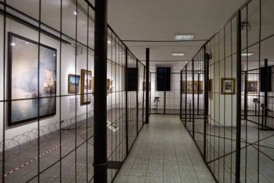 Искусство из-за решетки: в музее Ивана Гончара аншлаг на выставке картин из коллекции семьи Порошенко