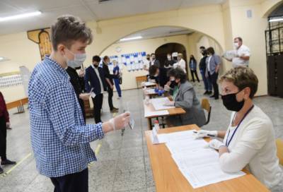 В Ленобласти 4299 школьников прошли термометрию перед сдачей ЕГЭ по русскому языку