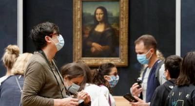 В Париже для посетителей открыли часть галерей Лувра (фоторепортаж)