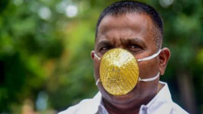 Мужчина купил золотую маску за $4000, но не уверен, защищает ли она от коронавируса