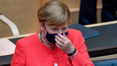 Удивительный визит канцлера: мир наконец-то увидел Меркель в маске