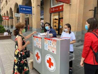 В Армении открылись мобильные точки раздачи бесплатных масок