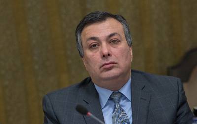 Экс-глава Минкульта Армении просит прокуратуру найти управу на режиссера
