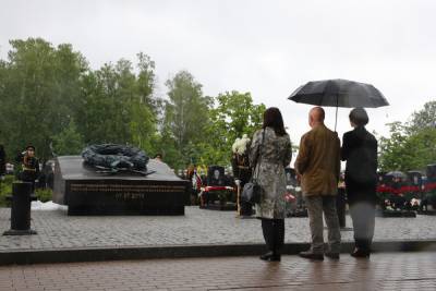 В Петербурге открыли памятник погибшим в Баренцовом море подводникам
