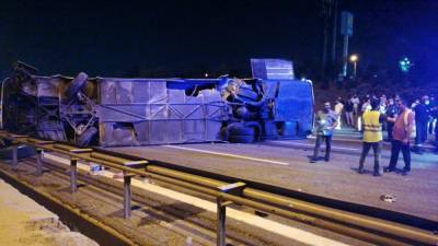В Турции автобус влетел в строительный барьер: один человек погиб, 17 раненых