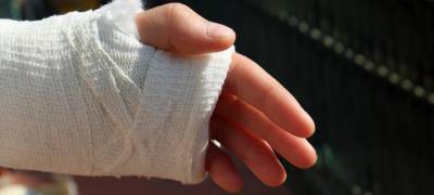 В Карелии оштрафовали работников интерната, которые вовремя не помогли девочке, сломавшей руку