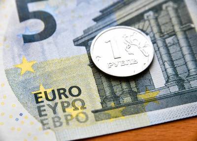 Курс евро на Мосбирже поднялся выше 81 рубля