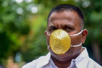 В Индии мужчина потратил $4000 на золотую защитную маску от COVID-19
