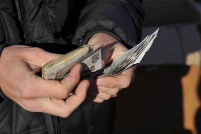 Житель Волгограда отдал вымогателям деньги и документы на землю