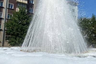 В центре Казани неизвестные залили фонтан шампунем