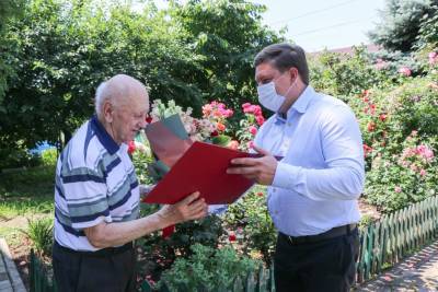 Почётный липчанин Альберт Соболев принимает поздравления с 85-летием