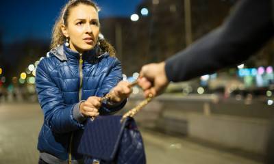 Женщину ограбили на улице в Петрозаводске