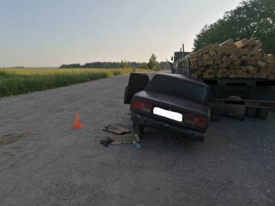 В Тверской области 17-летний подросток за рулем легковушки влетел под грузовик лишенного прав водителя