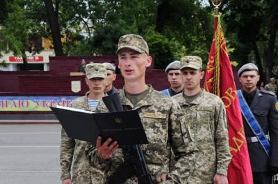Выпускников украинских школ начали массово забирать в армию вместо вузов: что известно